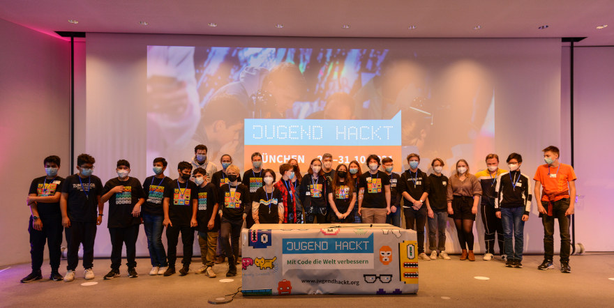 Gruppenfoto der teilnehmenden Jugendlichen am Hackathon 2021