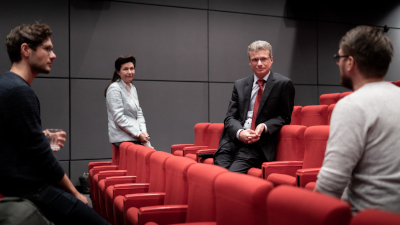 Kunstminister Sibler (2.v.r.) diskutiert mit Regisseur Denda (r.), Produzent Hultsch (l.) und HFF-Präsidentin Reitz (2.v.l.) über den Film ADISA