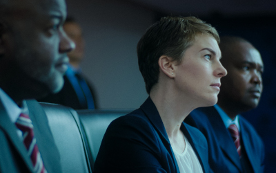 Eine Szene aus dem Film ADISA zeigt in der Mitte die Schauspielerin Victoria Mayer in der Rolle der EU-Diplomatin Susanne (Walking Ghost Film UG)