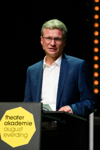 Kunstminister Bernd Sibler spricht bei dem Festakt im Akademietheater des Münchener Prinzregententheaters