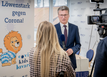 Wissenschaftsminister Bernd Sibler äußert sich am Rand der Pressekonferenz zu den Ergebnissen der Studie COVID Kids Bavaria