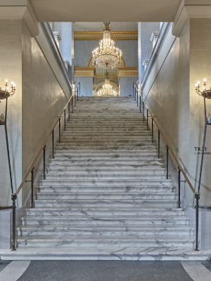 Ein Treppenaufgang zu den Ionischen Sälen im Nationaltheater (Foto: Bayerische Staatsoper © Wilfried Hösel)