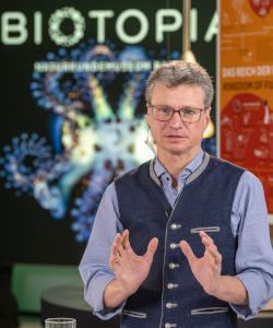 Kunst- und Wissenschaftsminister Bernd Sibler bei der digitalen Preisverleihung (Foto: BIOTOPIA)