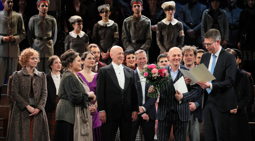 Kunstminister Markus Blume (r.) mit den Schauspielern Dagmar Hellberg (l.) und Erwin Windegger (2.v.l.) sowie Intendant Josef E. Köpplinger (2.v.r.)
(Foto: Marie-Laure Briane)