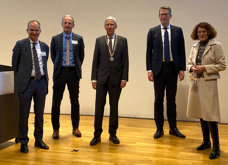 Wissenschaftsminister Blume (2. v. r.) bei der Eröffnung des neuen bayerischen Zentrums für Erinnerungskultur an der Universität Regensburg. Daneben v.l.n.r.: Prof. Dr. Bernhard Löffler und Prof. Dr. Jörg Skriebeleit, Direktoren des Zentrums für Erinnerungskultur, Prof. Dr. Udo Hebel, Präsident der Universität Regensburg, Dr. Rachel Salamander, Literaturwissenschaftlerin und Publizistin (Foto: © Universität Regensburg/Julia Dragan)