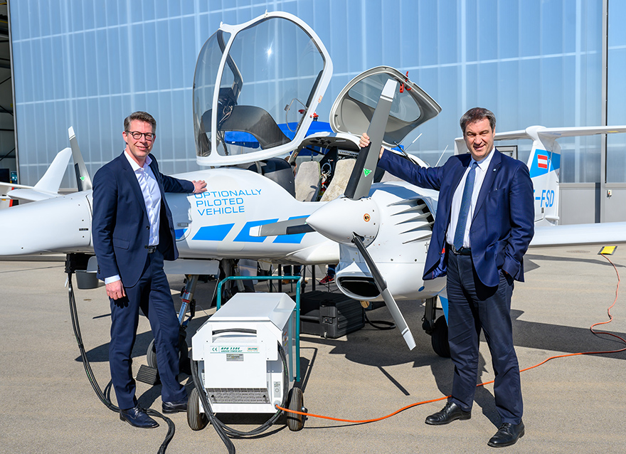 Wissenschaftsminister Markus Blume (l.) und Ministerpräsident Dr. Markus Söder (r.) bei der Grundsteinlegung für das Flugerprobungscenter am Airtech Campus in Oberpfaffenhofen (Foto: Bayerische Staatskanzlei/Jörg Koch)