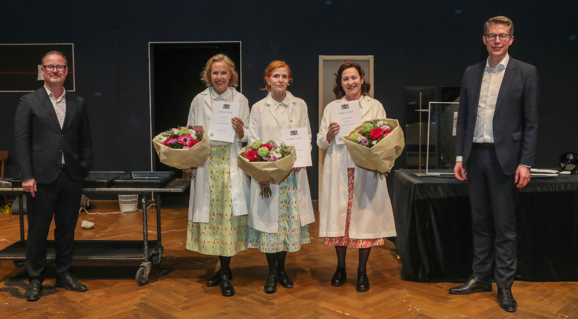 Kunstminister Markus Blume (r.) mit den Schauspielerinnen Juliane Köhler (2.v.l.), Sibylle Canonica (3.v.l.) und Charlotte Schwab (2.v.r.) sowie Intendant Andreas Beck (l.) im Marstall, einer Spielstätte des Residenztheaters in München (© A. Beier)