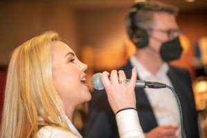 Kamaliya singt bei dem spontanen Studiokonzert (@ StMWK/Wolfgang Maria Weber)