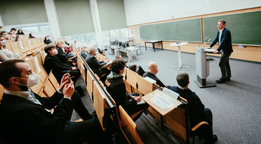 Wissenschaftsminister Markus Blume (r.) begrüßt Medizin-Studenten an der Universität Augsburg bei ihrer Einführungsveranstaltung (© StMWK/Axel König)