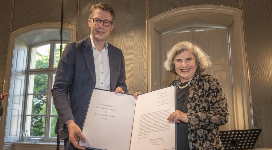 Kunstminister Markus Blume (l.) mit der Schriftstellerin Barbara Honigmann (© Wolfgang Maria Weber)