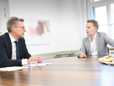 Wissenschaftsminister Markus Blume (l.) im Gespräch mit Prof. Dr.-Ing. Robert Wille (© StMWK/Axel König)