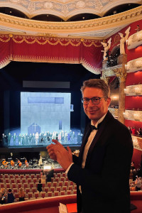 Kunstminister Markus Blume beim Auftakt der Münchner Opernfestspiele 2022 (© Helena Barsig/StMWK)