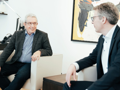 Prof. Dr. Wolfram Burgard (l.) im Gespräch mit Wissenschaftsminister Markus Blume (© Axel König/StMWK)