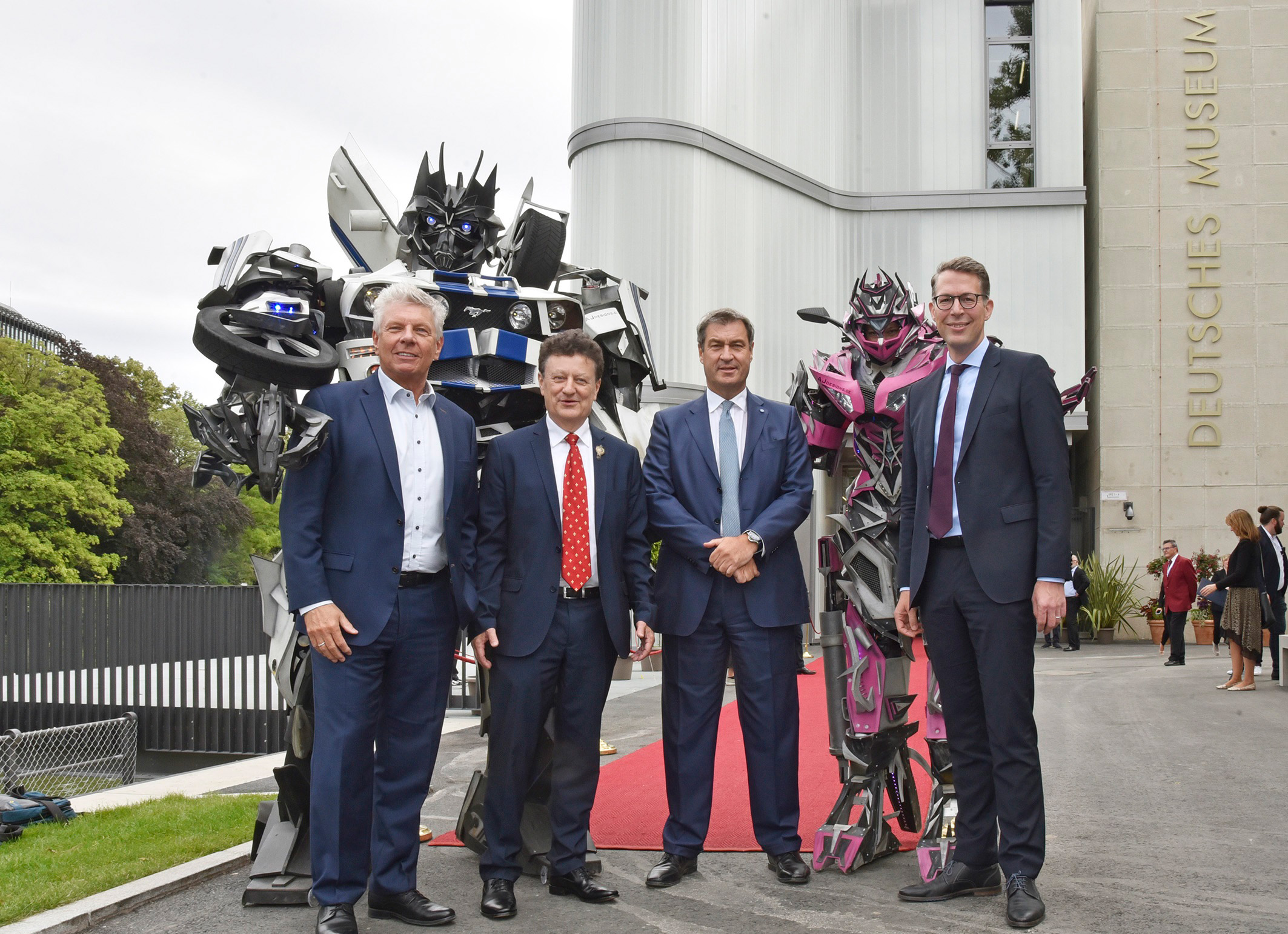 (v.l.n.r.) Wissenschaftsminister Markus Blume, Ministerpräsident Dr. Markus Söder, Prof. Dr. rer. nat. Wolfgang M. Heckl (Generaldirektor Deutsches Museum) und Oberbürgermeister Dieter Reiter bei der Eröffnung des ersten Bauabschnitts des Deutschen Museums (© Deutsches Museum)