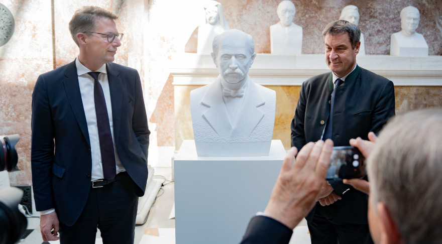 Ministerpräsident Dr. Markus Söder (r.) und Kunstminister Markus Blume (l.) bei der Aufstellung der Büste von Max Planck (© StMWK/Axel König)
