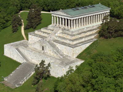 Eine Luftaufnahme der Walhalla in Donaustauf bei Regensburg (© Bayerische Schlösserverwaltung, Nürnberg Luftbild, Hajo Dietz)