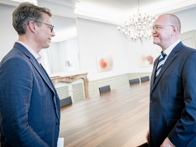 Wissenschaftsminister Markus Blume (li.) mit Prof. Dr. Marcel Hülsbeck (© StMWK/Axel König)