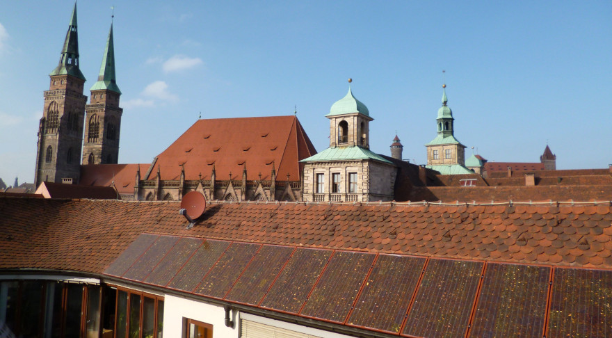 Rote Photovoltaik-Module auf dem Dach des Neuen Rathauses in Nürnberg (© Stadt Nürnberg, Kommunales Energiemanagement)
