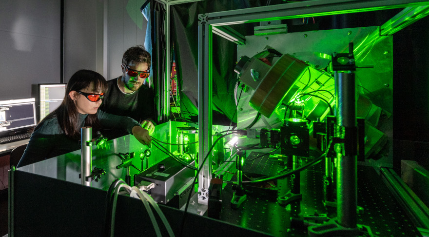 Doktorandin Kristina Liu und Dr. Dominik Bucher bei der Justierung eines hochpräzisen Quanten-Magnetometers. Herzstück dieses Sensors ist ein Diamant, in den gezielt Stickstoff eingebaut wurde. (© Andreas Heddergott/TUM)