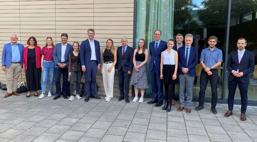 Wissenschaftsminister Markus Blume (6. V.r.) mit den Teilnehmerinnen und Teilnehmern des Runden Tisches zur Reform der Psychotherapeuten-Ausbildung (© StMWK)
