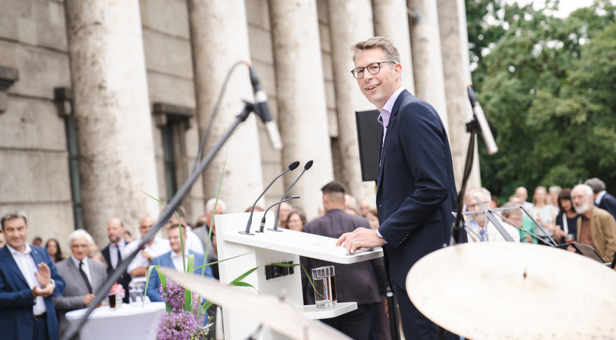 Kunstminister Markus Blume am Rednerpult auf der Terrasse des Hauses der Kunst in München (© StMWK/Axel König)