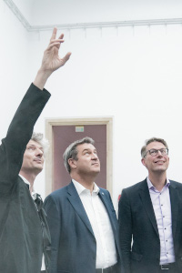 Ministerpräsident Söder (Mi.) und Kunstminister Blume (r.) lassen sich vom künstlerischen Direktor des Hauses der Kunst Lissoni eine aktuelle Ausstellung zeigen (© StMWK/Axel König)
