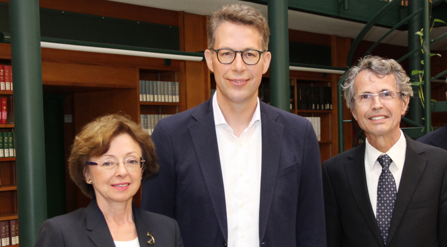Kunstminister Markus Blume (Mi.) mit Dr. Margit Ksoll-Marcon (li.) und Dr. Bernhard Grau (© Staatliche Archive Bayerns)