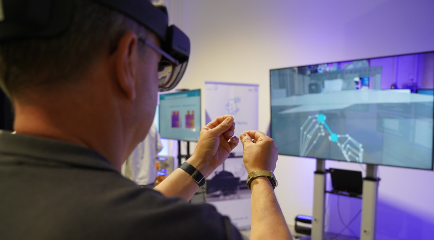 Technologietransfer an bayerischen Hochschulen: Eine HoloLens-Anwendung zum Betrachten des 3D-Modells einer Maschine. Die Anwendung könnte im Zusammenhang mit Virtueller Inbetriebnahme (VIBN) eingesetzt werden (© Hochschule Kempten)
