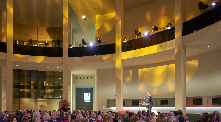 Kunstminister Markus Blume eröffnet den Festakt zum 20-jährigen Jubiläum der Pinakothek der Moderne (© Pietsch)