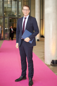 Kunstminister Markus Blume vor dem Festakt (© Pietsch)