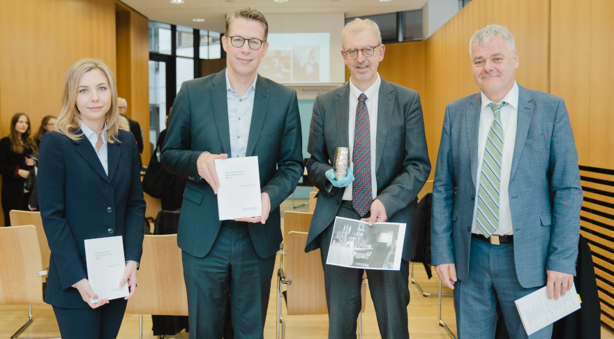 Kunstminister Blume (2.v.l.) mit Antonella Schuster (Zentralinstitut für Kunstgeschichte), Dr. Matthias Weniger (Vorsitzender Forschungsverbund Provenienzforschung Bayern) (2.v.r.) und Prof. Dr. Christian Fuhrmeister (stellv. Vorsitzender FPB) (© Axel König/StMWK)