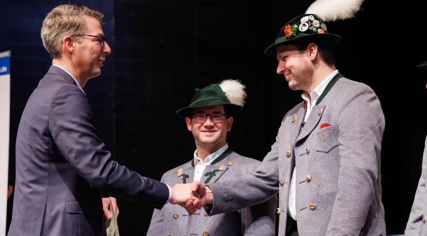 Kunstminister Markus Blume (l.) bei der Überreichung der Zelter- bzw. Pro Musica-Plaketten (© Matthias Balk)