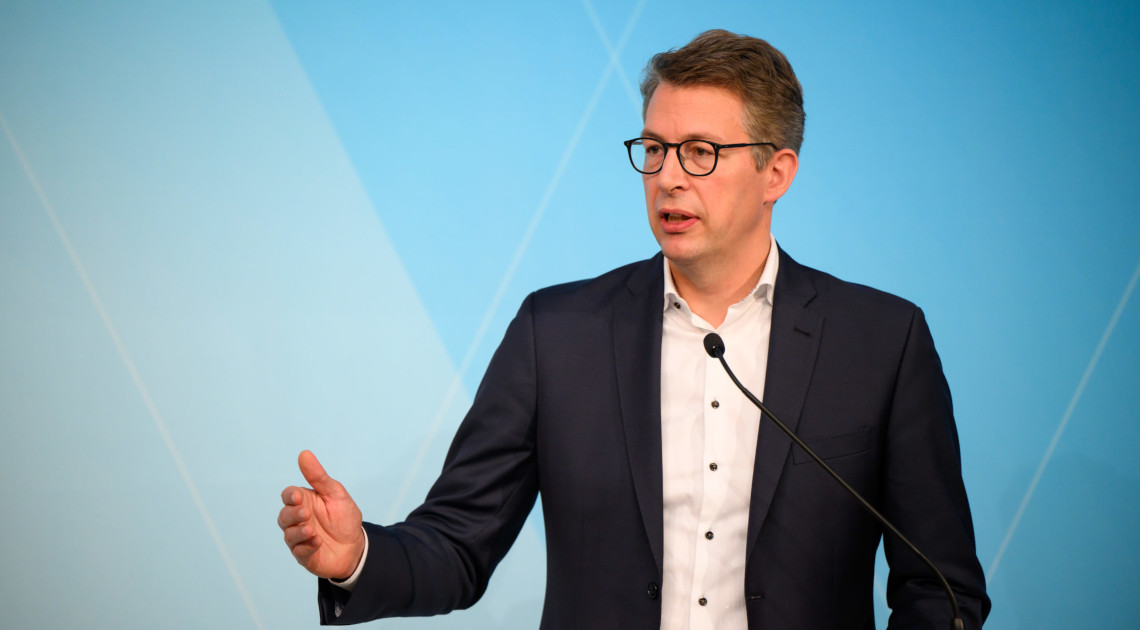 Wissenschaftsminister Markus Blume bei der Pressekonferenz nach der Sitzung des Ministerrats (© Bayerische Staatskanzlei)