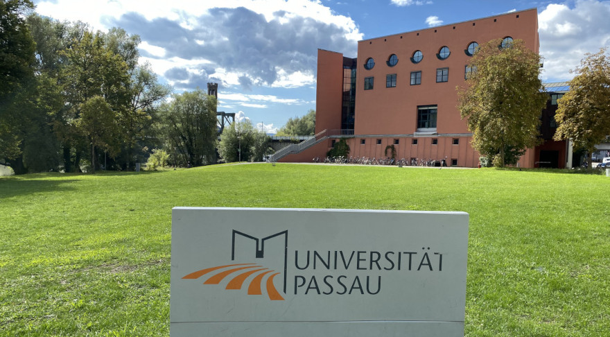 Ein Blick auf den am Ufer des Inn gelegenen Campus der Universität Passau (© StMWK)