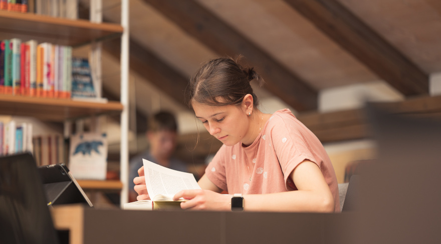 Eine Jugendliche liest in der Stadtbibliothek Rosenheim (© Stadtbibliothek Rosenheim)