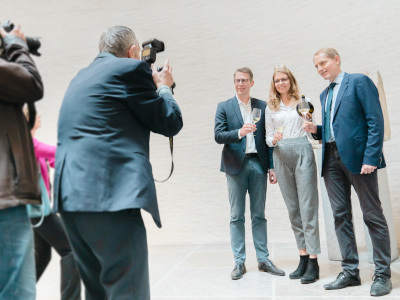 Kunstminister Markus Blume (l.) mit der fränkischen Weinkönigin Eva Brockmann und Glyptotheksdirektor Dr. Florian Knauß (© Axel König/StMWK)