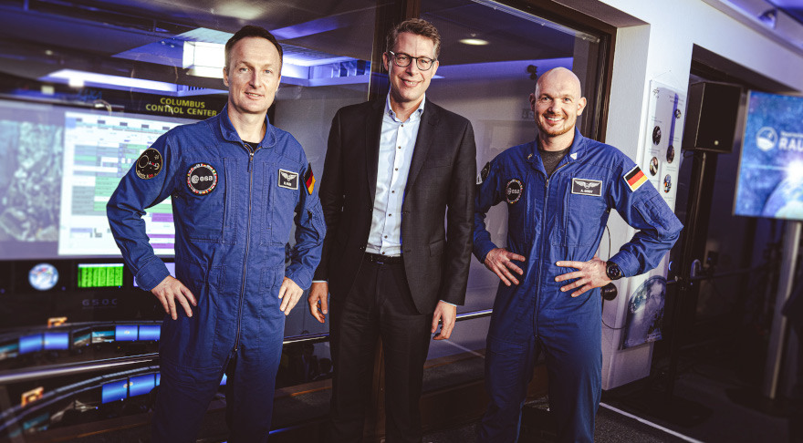 Wissenschaftsminister Markus Blume (Mi.) mit den Astronauten Matthias Maurer (l.) und Alexander Gerst (© Axel König/StMWK)