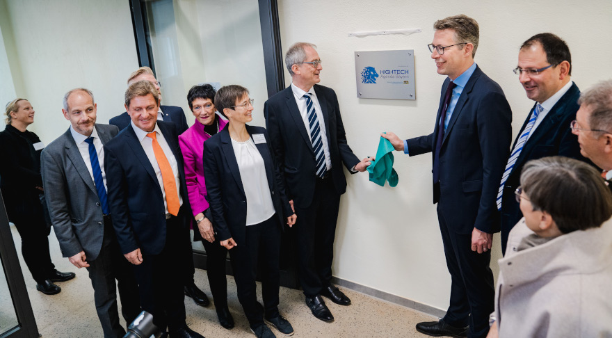 Wissenschaftsminister Blume und Uni-Präsident Prof. Dr. Leible enthüllen die neue HTA-Förderplakette (©Axel König/StMWK)