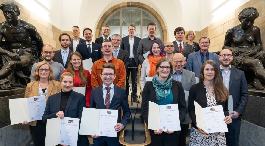 Wissenschaftsminister Markus Blume mit den Trägerinnen und Trägern der „Preise für gute Lehre“ (© Universität Augsburg/Anatoli Oskin)