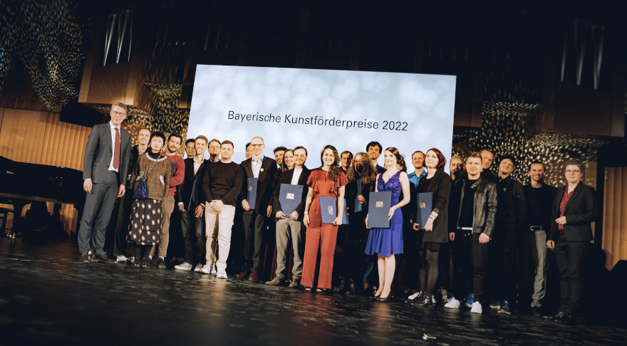 Kunstminister Blume mit den Preisträgerinnen und Preisträgern (© Axel König/StMWK)