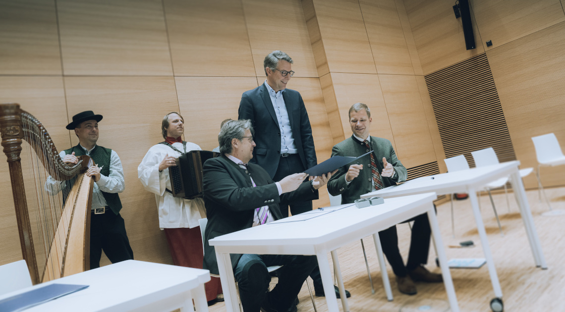 Kunst- und Wissenschaftsminister Blume (2.v.r.) bei der Unterzeichnung der Vereinbarung zur Landesausstellung 2026 (© Axel König/StMWK)