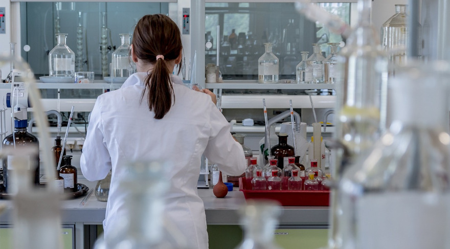 Eine junge Wissenschaftlerin im Labor (© pixabay/jarmoluk)