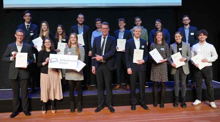 Wissenschaftsminister Markus Blume mit Absolventinnen und Absolventen des Elitenetzwerks Bayern (© Florian Freund)