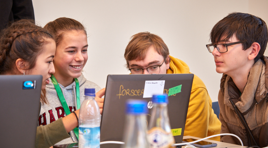 Teilnehmerinnen und Teilnehmer beim Jugend-Kultur-Hackathon in München (© CC BY Museum für Abgüsse Klassischer Bildwerke München/Roy Hessing)