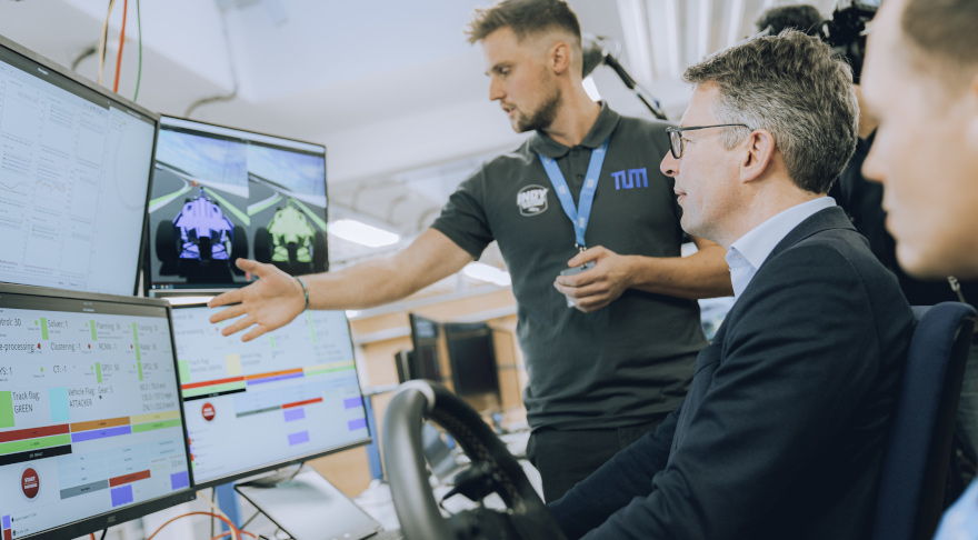 Wissenschaftsminister Blume beim Besuch des Indy Autonomous Racing Teams der TUM (© Axel König/StMWK)
