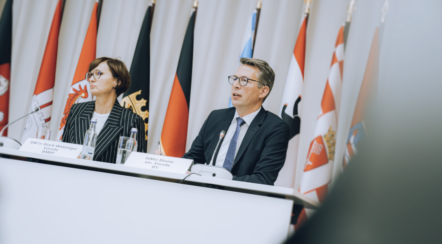 Markus Blume und Bettina Stark-Watzinger bei der Pressekonferenz am Ende der GWK-Sitzung in München (© Axel König/StMWK)