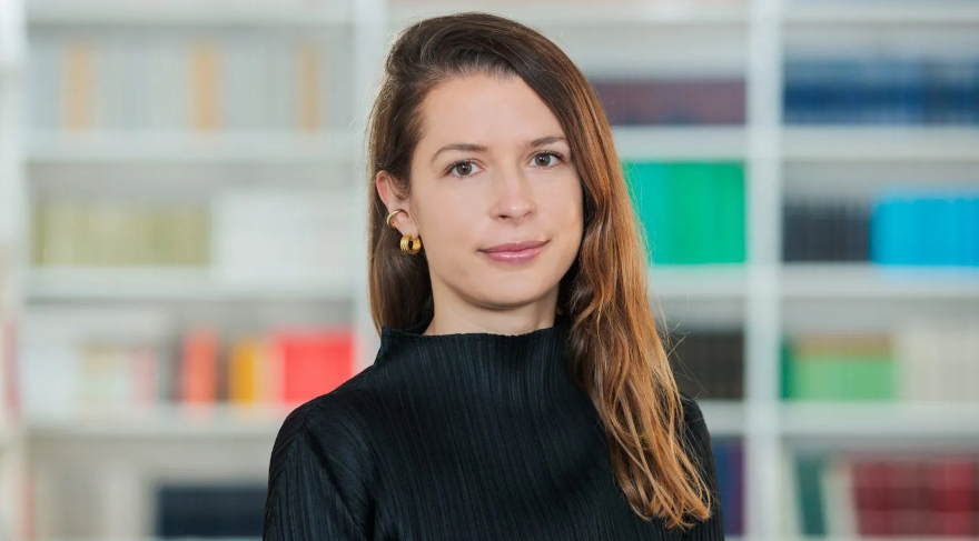 Dr. Sasha Gora leitet eine neue Internationale Nachwuchsforschungsgruppe an der Universität Augsburg (© KWI/eventfotograf.in)
