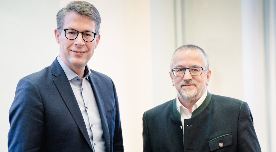 Kunstminister Markus Blume (li.) mit BMR-Präsident Dr. Helmut Kaltenhauser (© Axel König/StMWK)