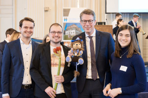 Wissenschaftsminister Blume (2.v.r.) mit Teilnehmern des Max Weber-Programms (© Florian Freund)