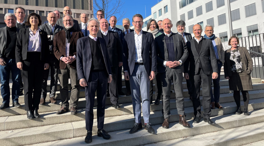 Wissenschaftsminister Markus Blume mit den Präsidentinnen und Präsidenten der bayerischen Hochschulen für angewandte Wissenschaften und Technischen Hochschulen (© Hochschule Bayern e. V.)
